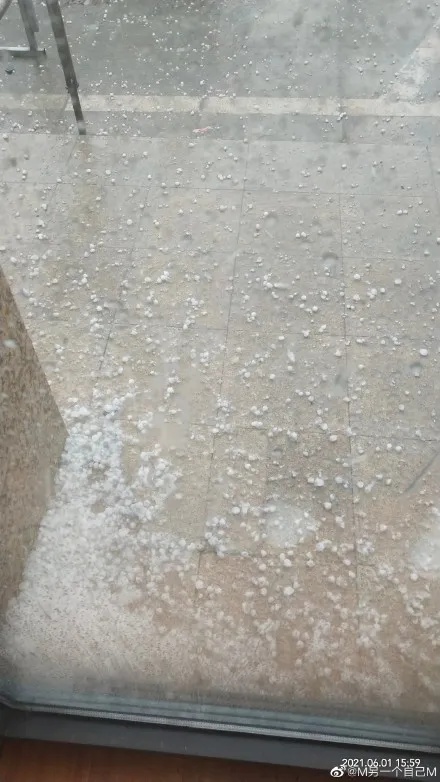 河北一地降下冰雹!大如鸡蛋,铺满地面,网友:有炸丸子大小了