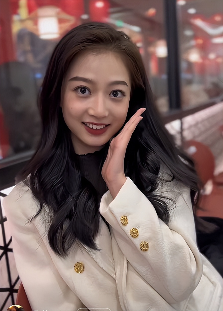 复旦研一美女学姐冯琳,受邀拍摄杂志封面,在大学课堂上全英讲解