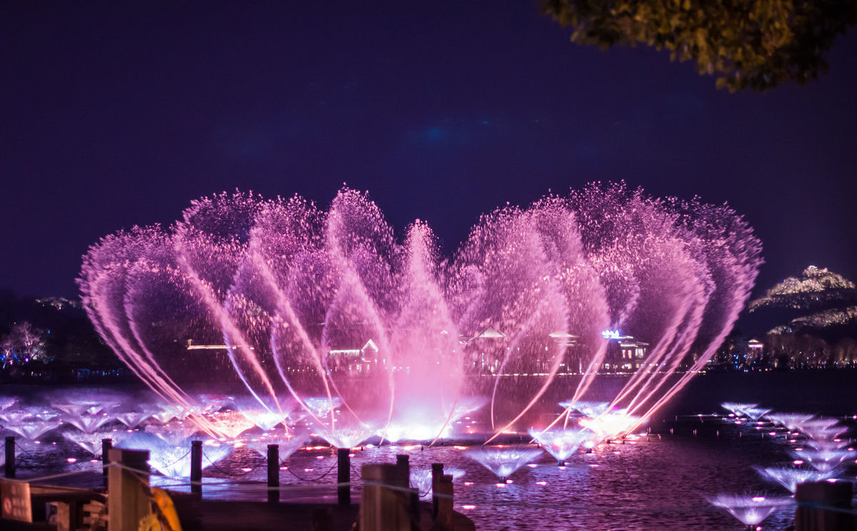 杭州西湖音乐喷泉夜景图片