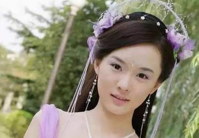 40岁霍思燕室内吸烟,动作娴熟引热议,网友:老烟枪无疑了