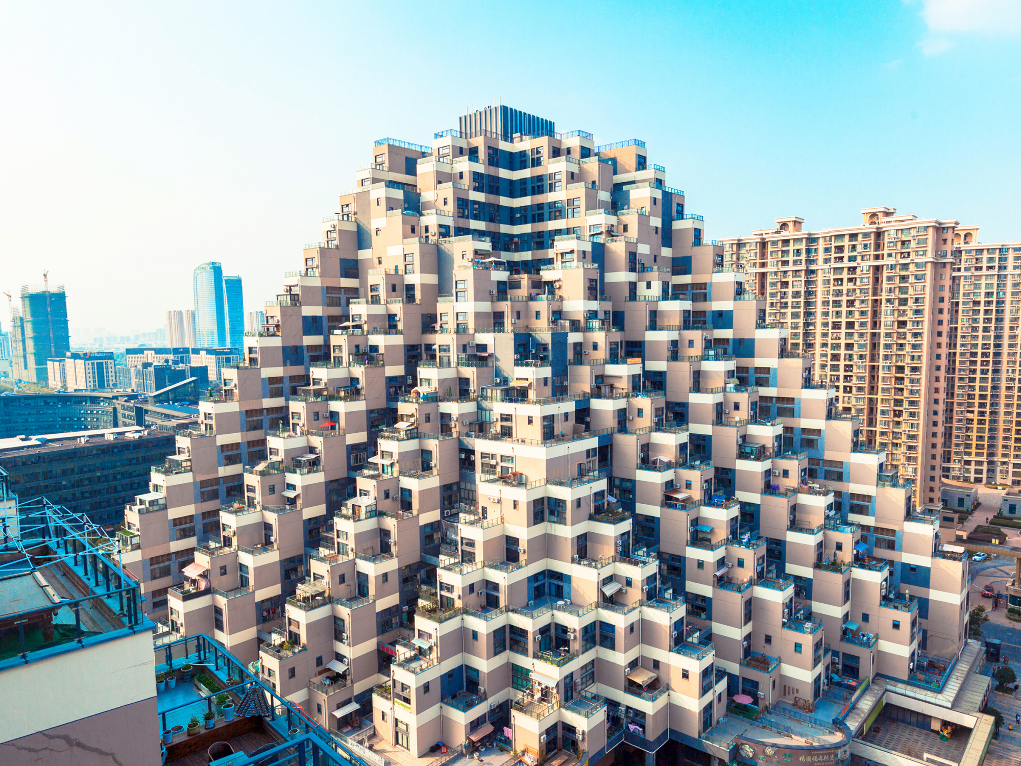 昆山奇葩建筑,外表像金字塔,充满科技感