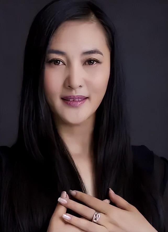 回顾常戎与王菁华分手20年:他娶娇妻幸福美满,她50岁单身惹人心疼