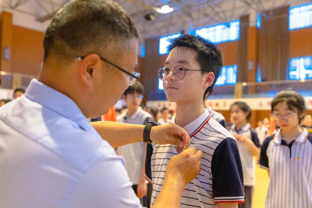 余姚市梨洲中学举行八年级离队暨共青团新团员入团仪式