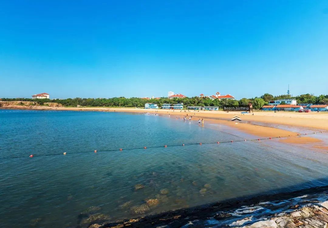 第二海水浴場/這裡是青島海濱風景區的精華所在,呈半月形,面廣沙平,既