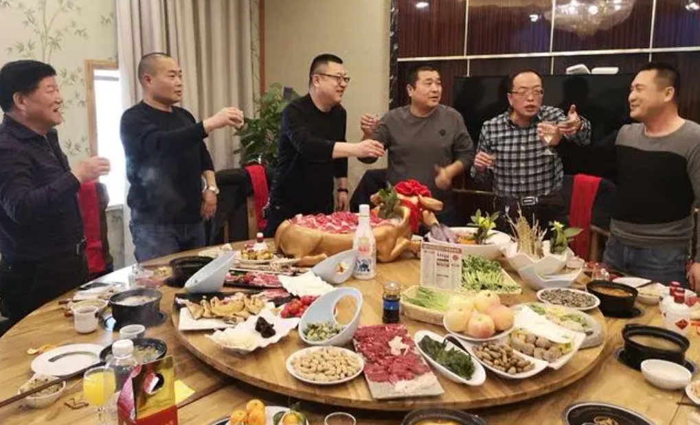 和领导吃饭应该怎么敬酒(和领导吃饭该怎么敬酒及说话技巧)