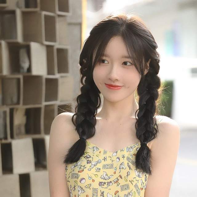 "梨涡允允"宝藏女孩头像