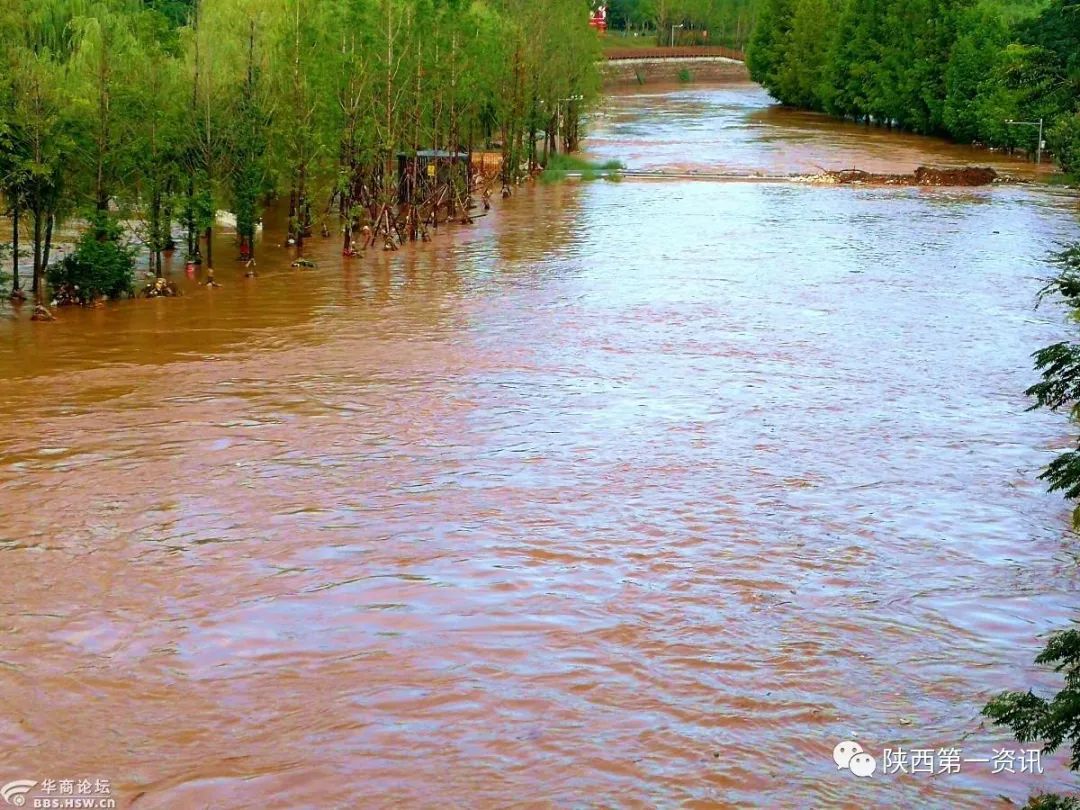 暴雨后被淹没的潏河公园