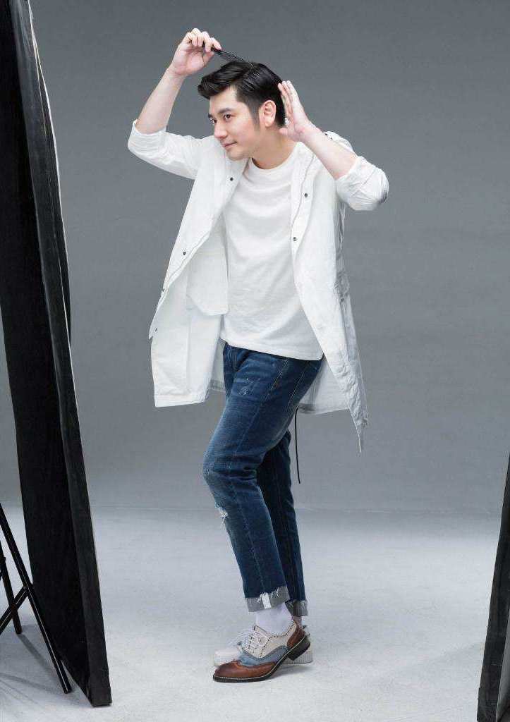 钱枫胖成"油腻大叔"?穿宽松黑裤低调现身,手拿帽子挡住肥肿脸