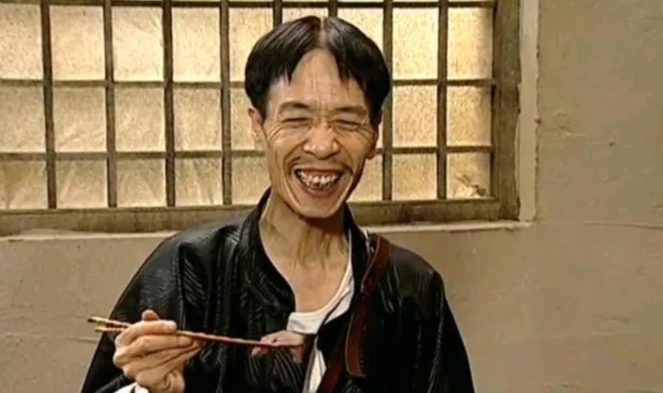 颜冠英:做了20年熨衣工,凭借"贾队长"一炮而红,他现在怎样了