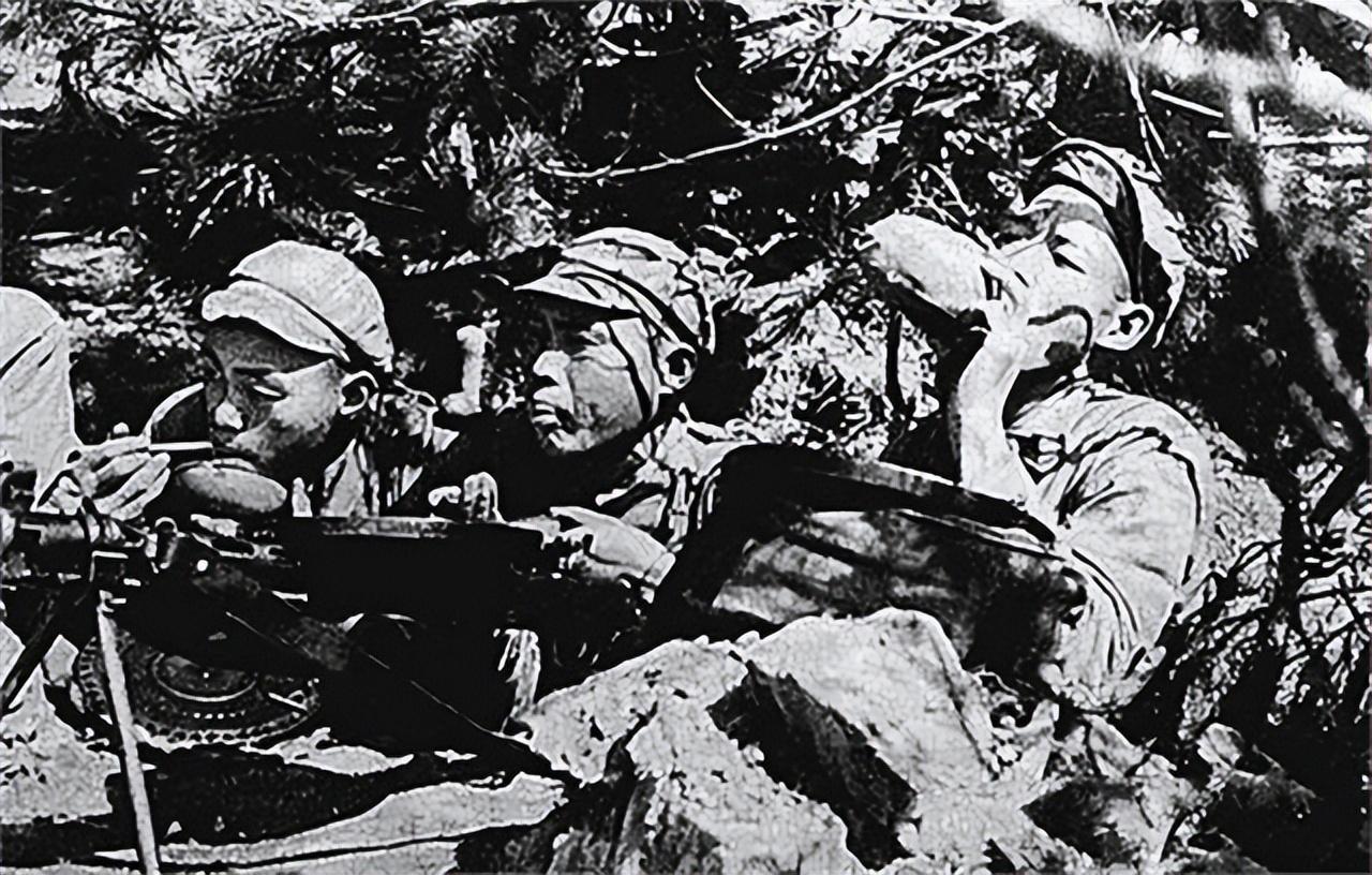 我们许多人都知道魏巍在《谁是最可爱的人》里提到著名的松骨峰阻击战