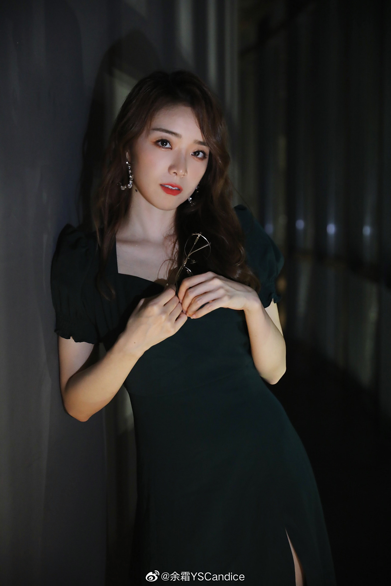 lpl主持人余霜暗黑女王风格装扮引粉丝热议:阿姨永远滴神