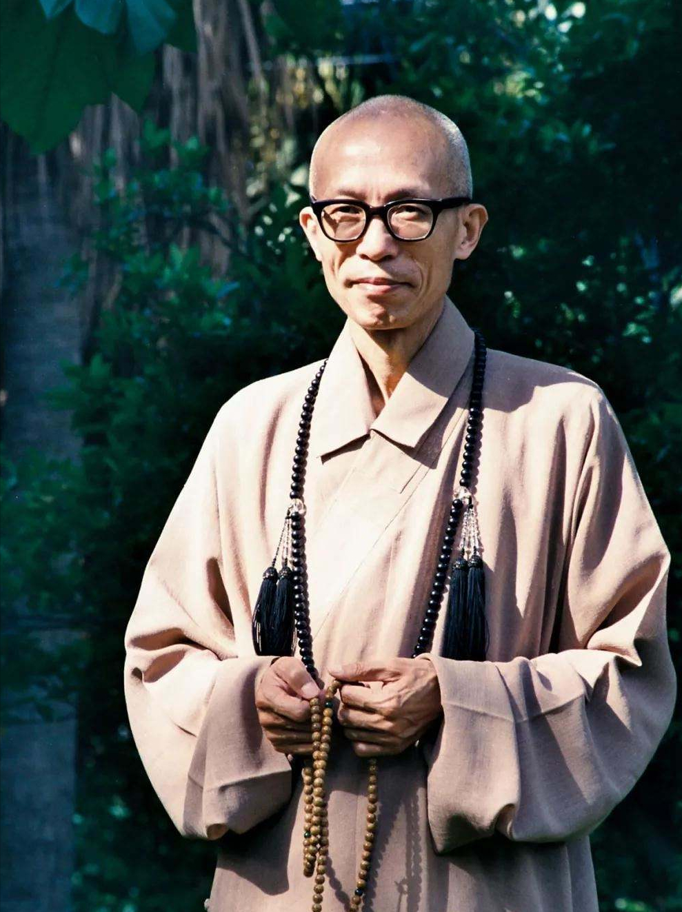 假尼姑释智定,白天吃斋念佛,晚上假发浓妆,私生活有多乱?