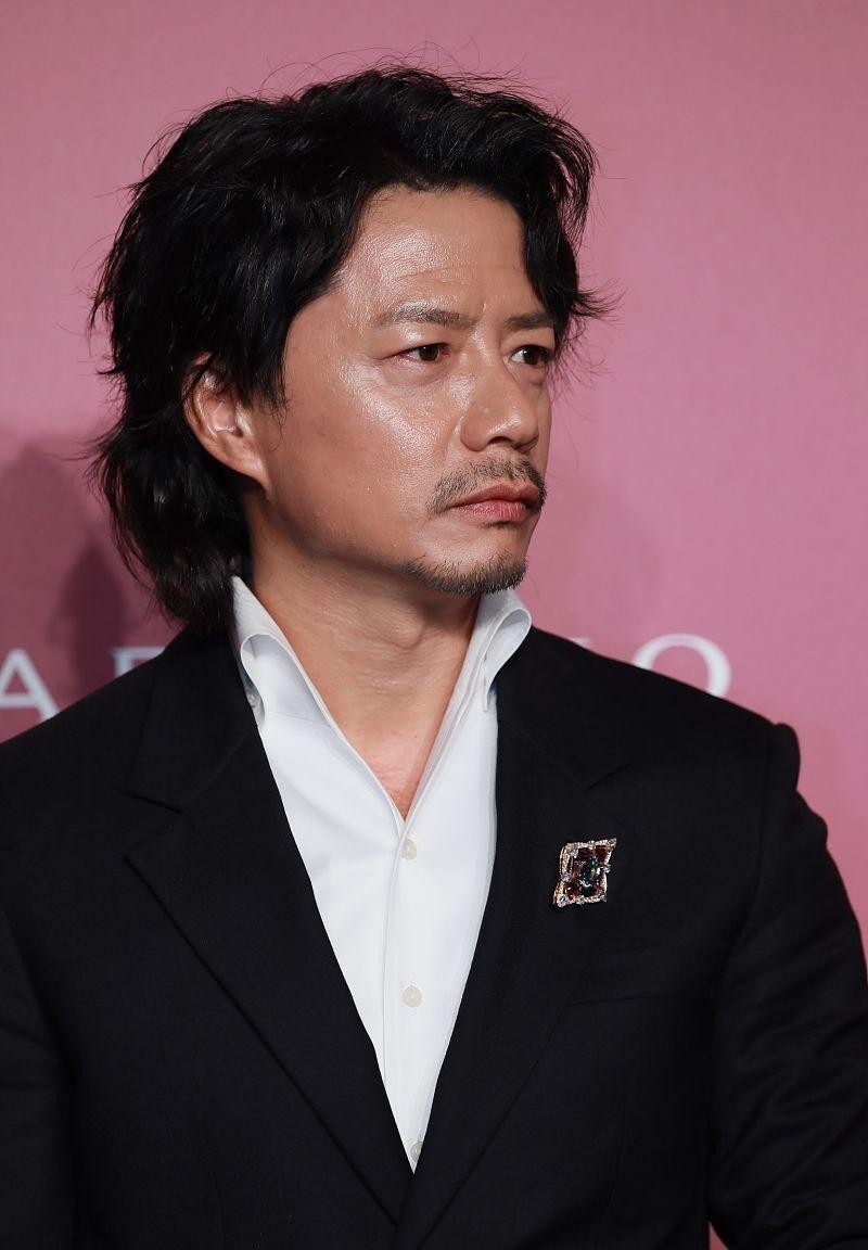 大叔穿西装也太迷人了,段奕宏留胡子也不油腻,太帅气了