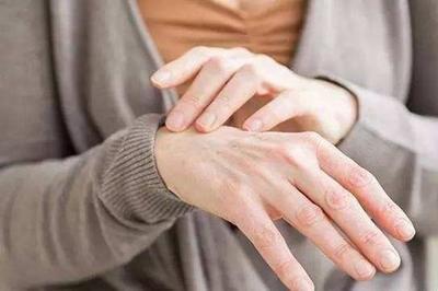经常"手麻"是怎么回事?专家说道:或与10个原因有关,不妨看看