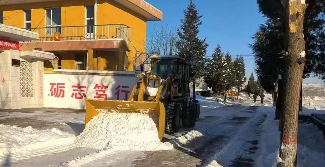 庄磨镇:干群齐上阵 除雪保畅通