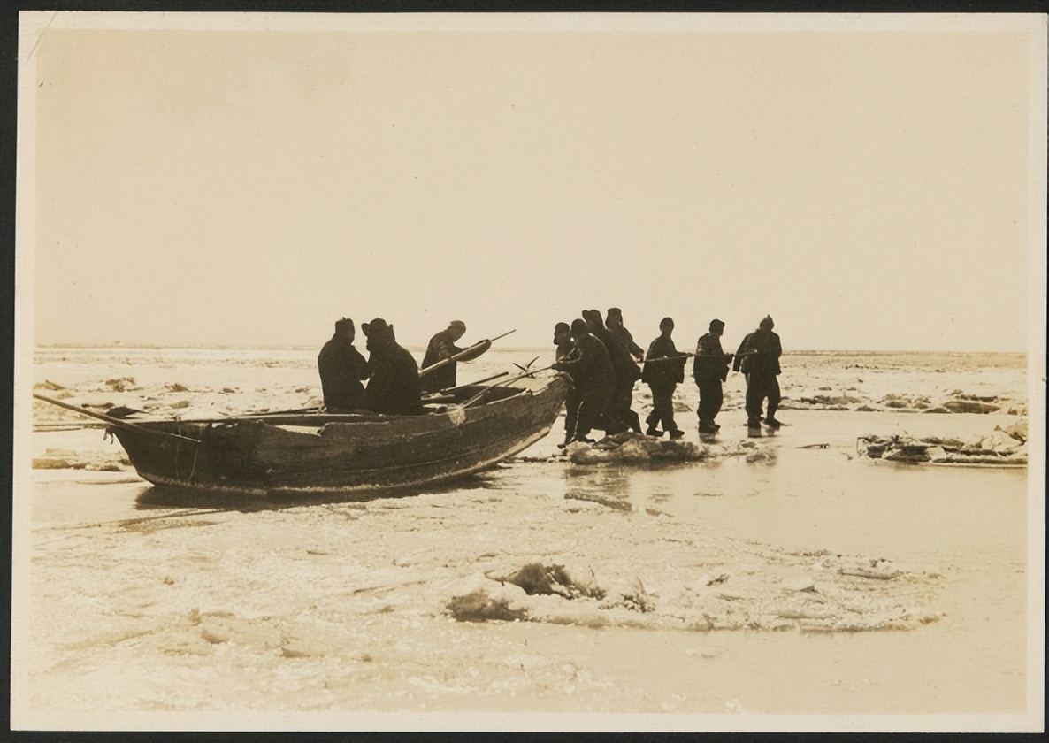 老照片:日本人拍摄的鸭绿江,天寒地冻的天气人们仍在劳动