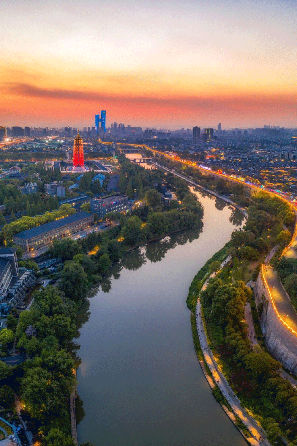 杂志社独家发布 "2021中国夜经济繁荣百佳县市"中 南京市 秦淮区 全国