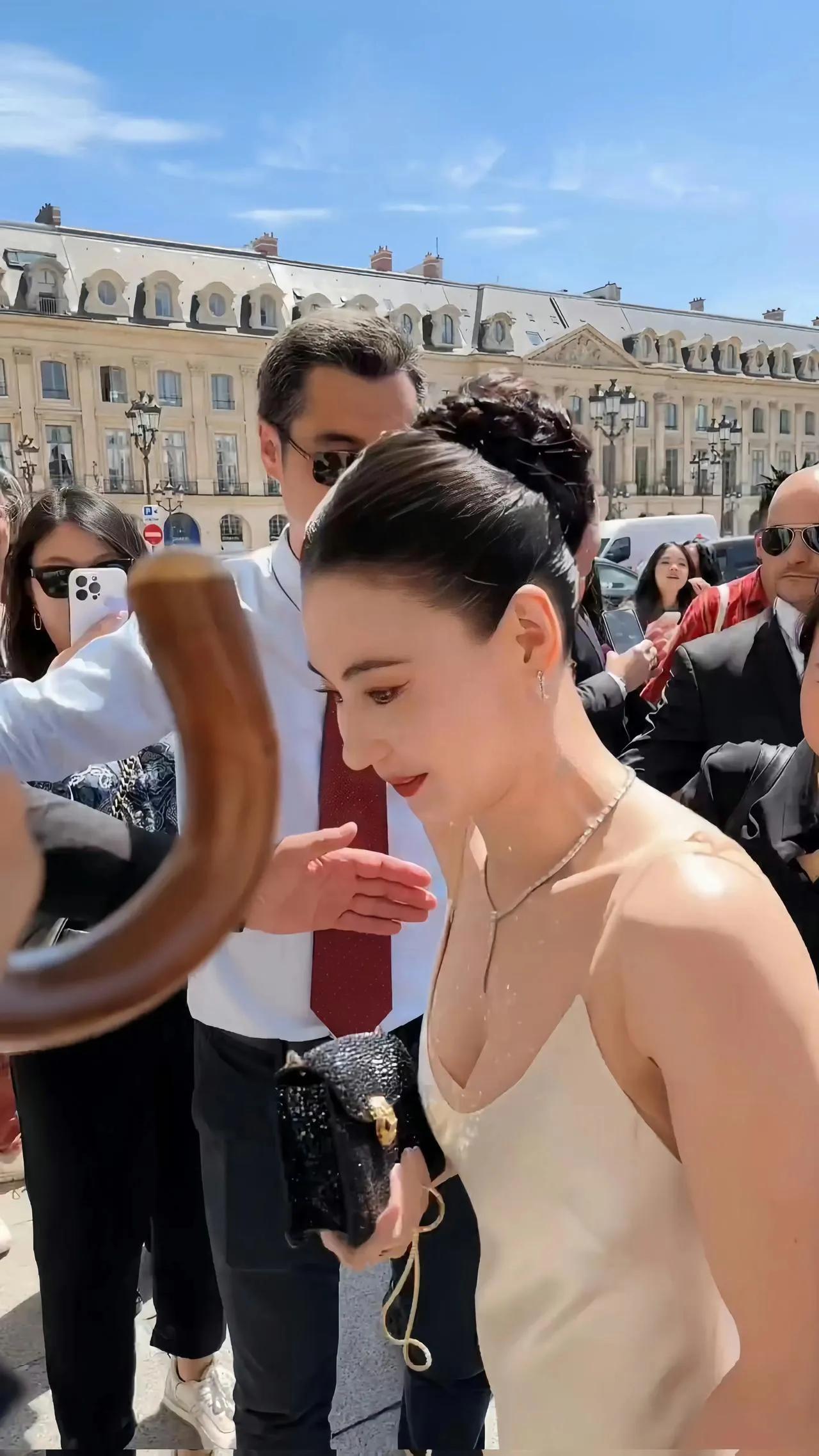 当张柏芝换上低胸礼服,那简直太美了,让人挪不开眼睛