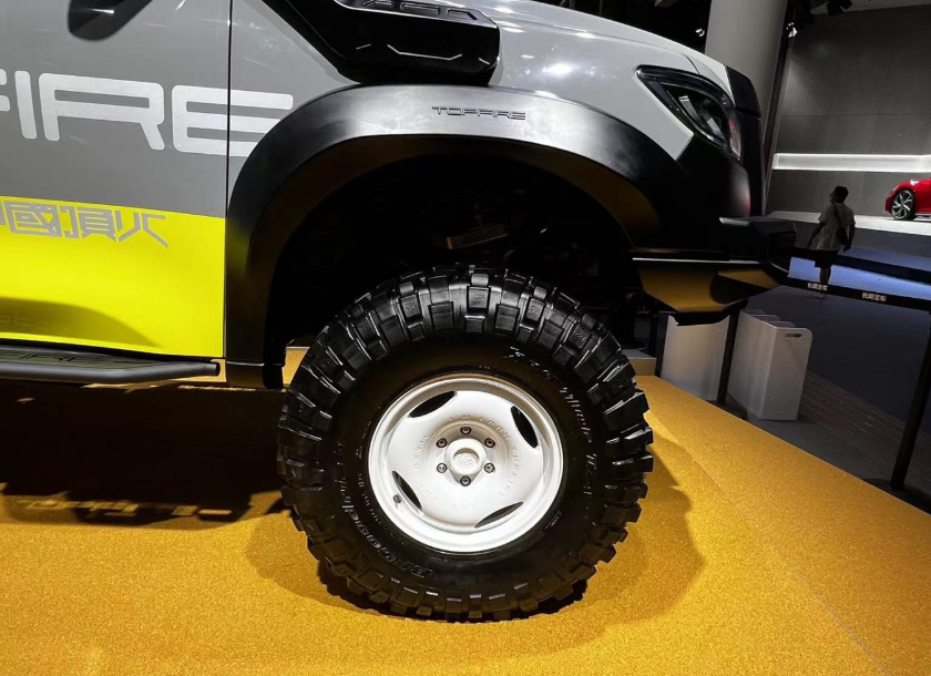 整车轮胎很粗犷,长城炮顶火改装版在成都车展正式发布