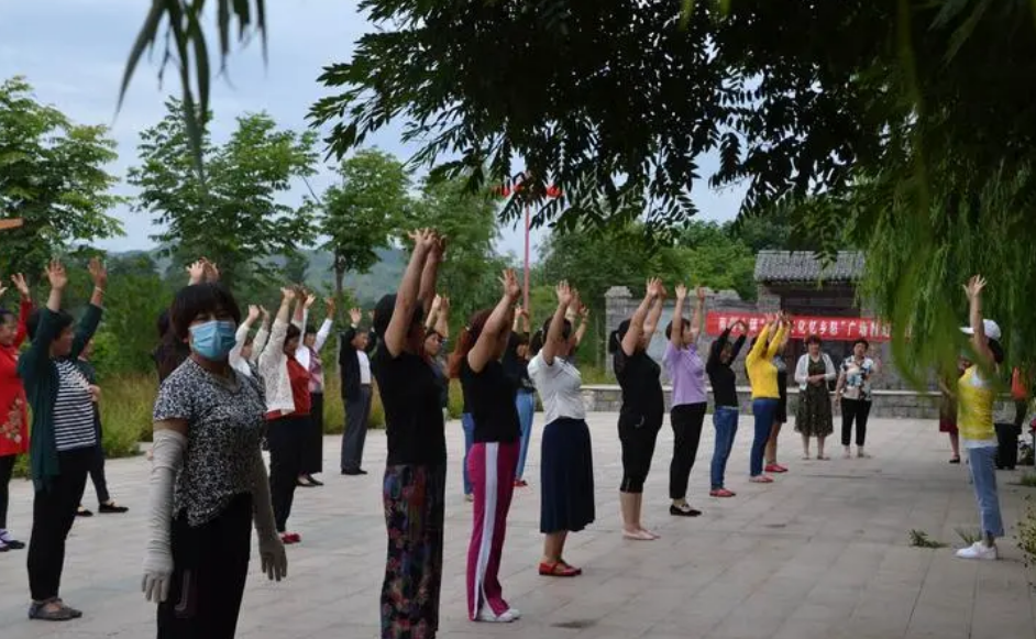 广场舞大妈脸红图片