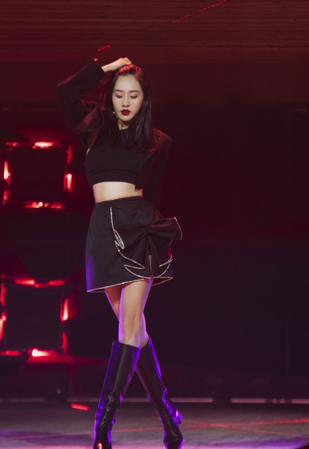 又是被王智惊艳的一天,穿西装短裤秀大长腿,笑容明媚好有少女感