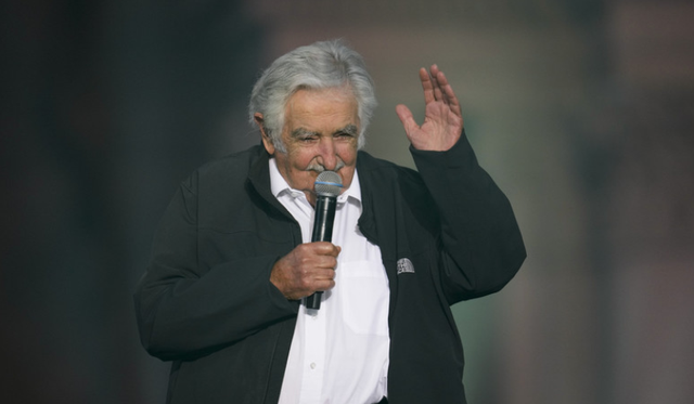 最穷总统穆希卡:月薪只有1500,住郊野开破车,退休后拒拿退休金