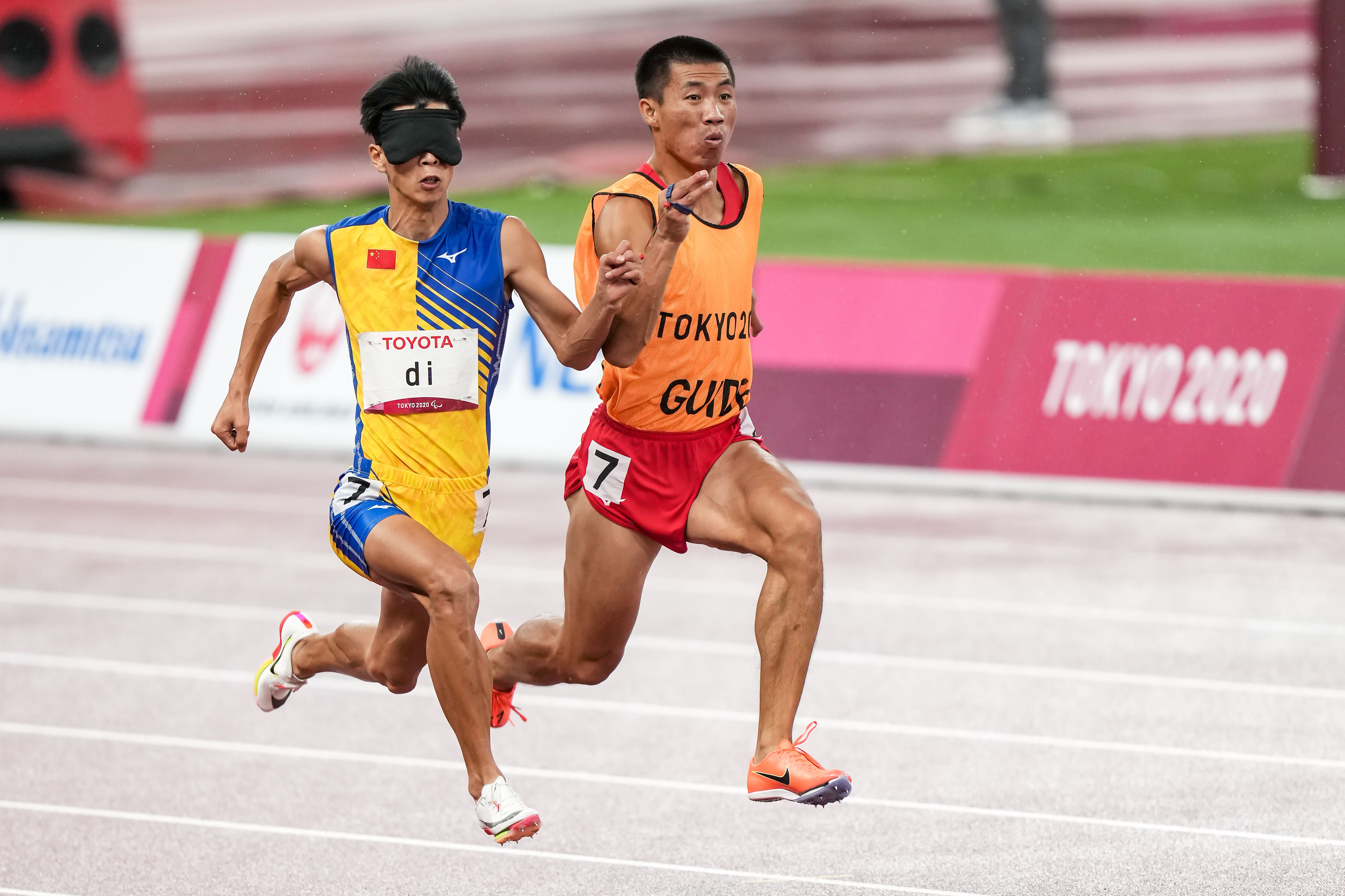 田径——邸东东获男子100米t11级季军