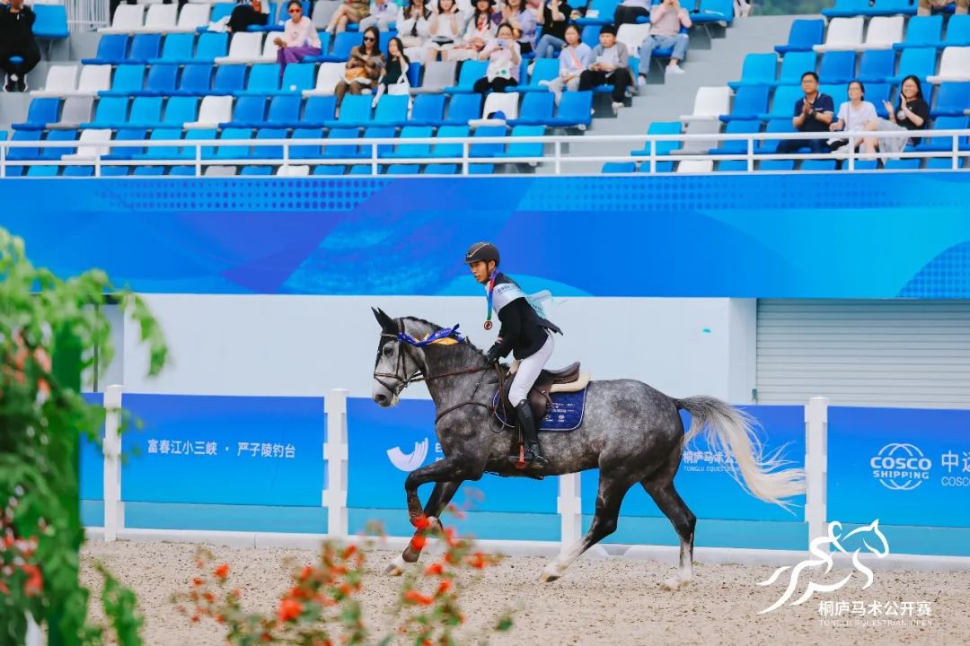 那音台搭档术仑获桐庐国际马术公开赛首日比赛最高级别冠军