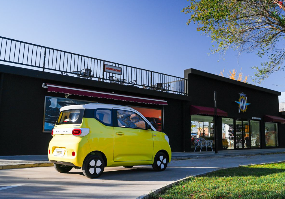 新款宏光miniev,可续航215km,好看又实用,长安lumin压力大了
