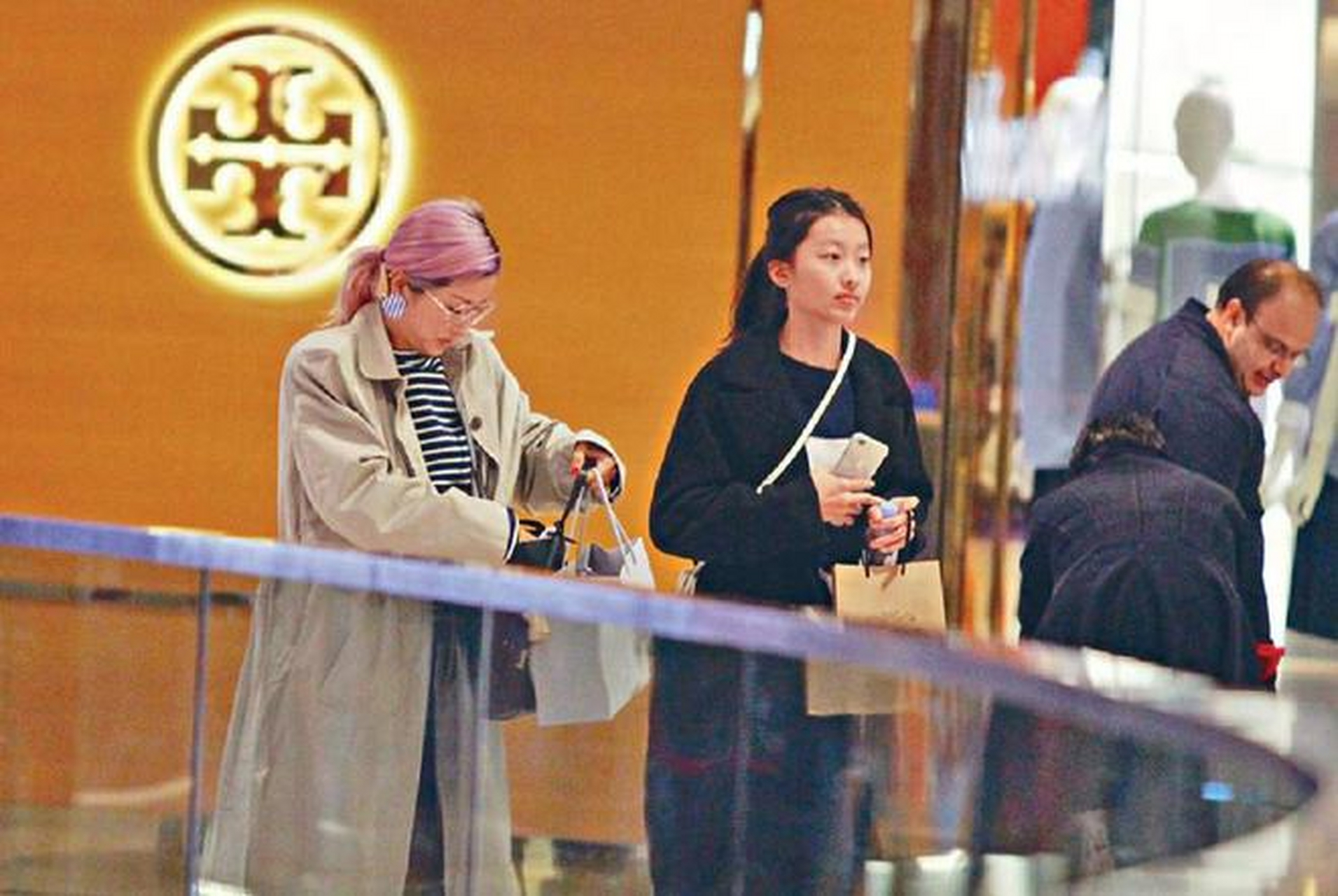 陈奕迅19岁女儿陈康堤,颜值和身材超值被誉为"港圈最美星二代",继承