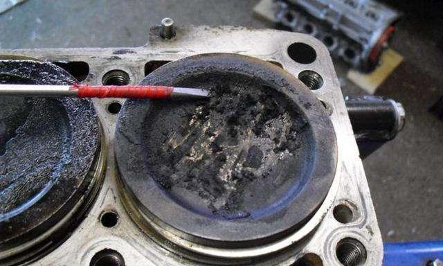 燃烧室表面厚厚的一层积碳,必然影响散热,容易使发动机产生过热现象.