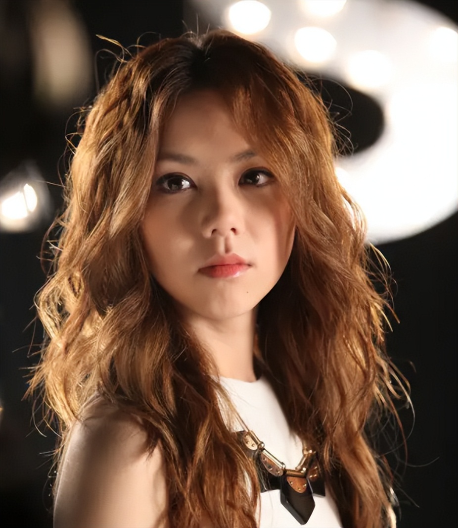 著名歌手邓紫棋晒照片庆生,穿吊带身材纤细,男友称呼她为女王