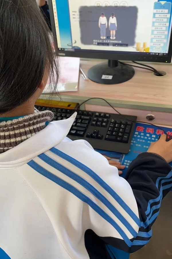 江西玉山县紫湖初中开展"清明祭英烈"主题系列活动