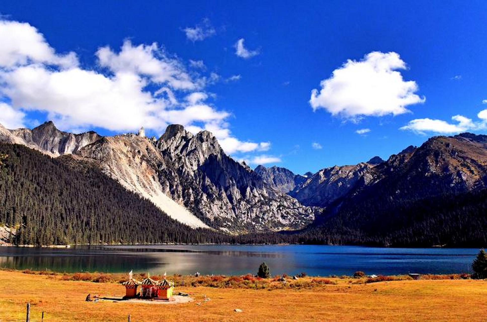 巴塘县境内,是四川省最大的自然生态景区,也是康巴地区著名的旅游胜地