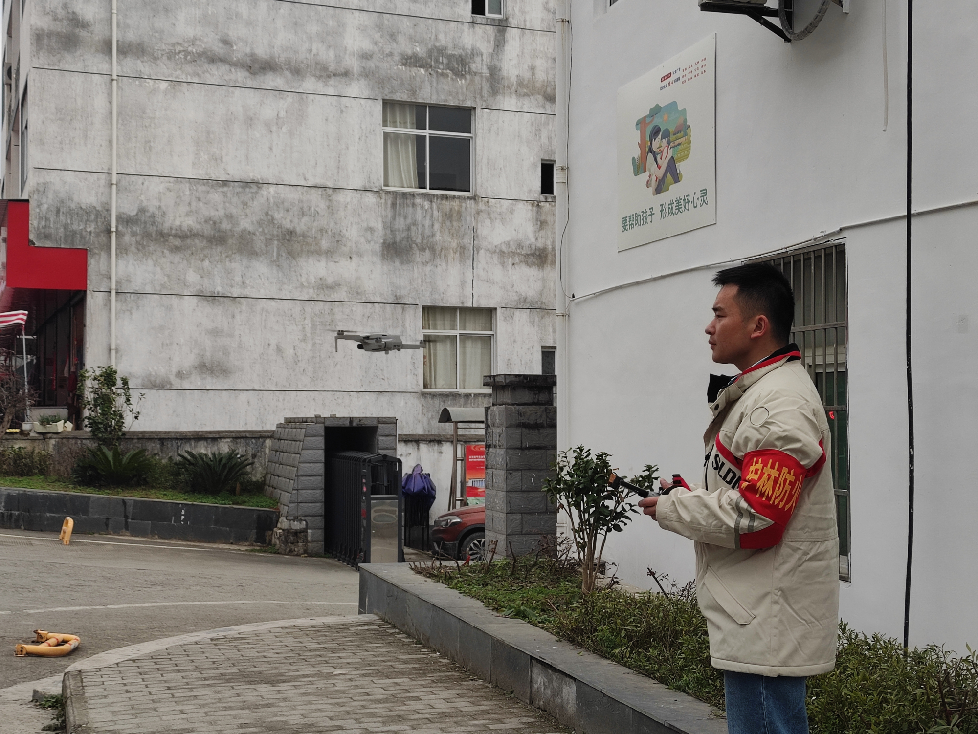 祁门县塔坊镇执"红"笔 绘平安幸福乡村画卷