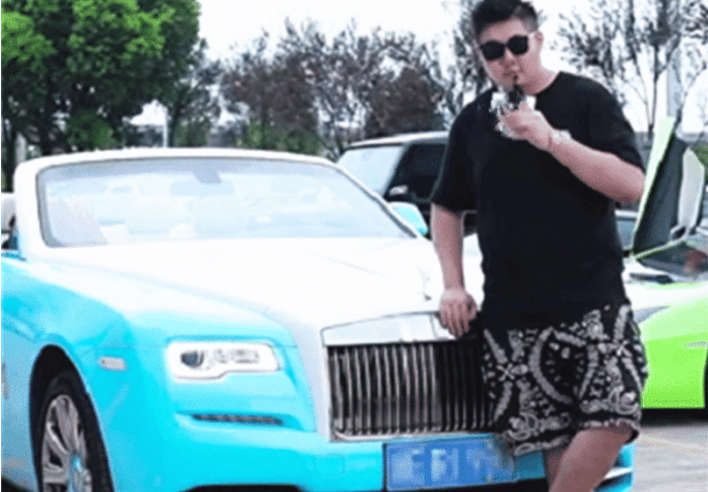 00后富二代8次才拿到驾照,父亲送7辆豪车,想怎么开都行