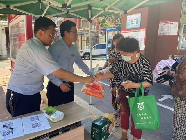 汝河路街道汝河小区社区组织开展"争创五星,助农惠民"公益活动