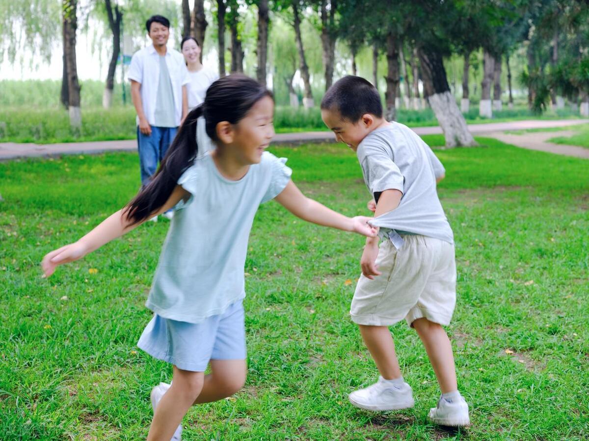 熊孩子推倒2岁女童,女孩父亲怒踹熊孩子,声讨父亲对不对?