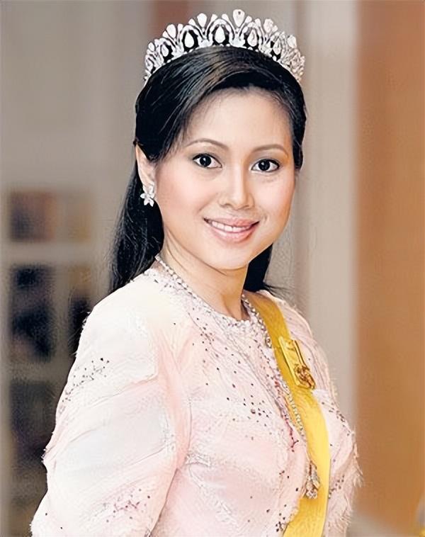 文莱王后:斗赢两个美貌小妾稳坐后位58年,对平民出身的儿媳很好