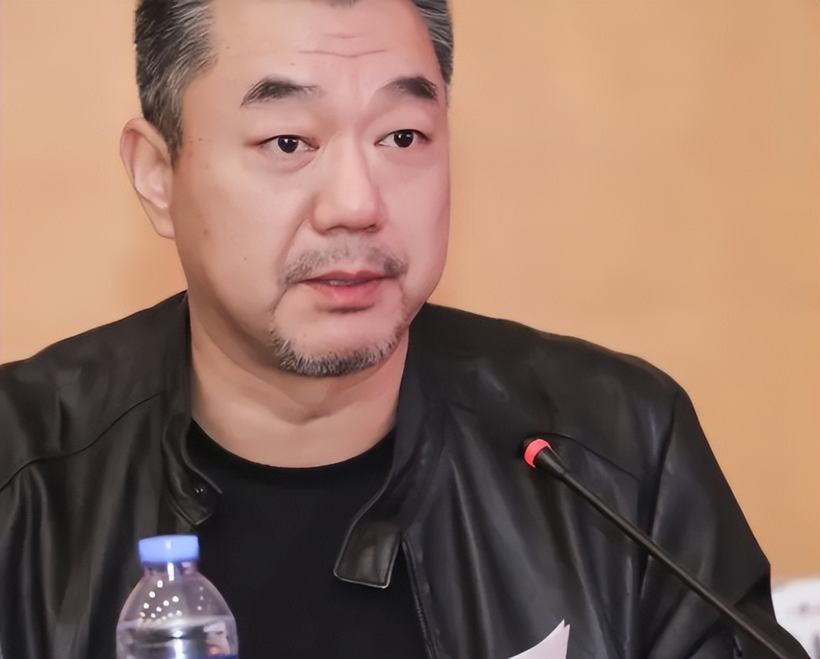 董勇:第一段婚姻让他害怕感情,中年娶平凡妻子后,感受到了幸福