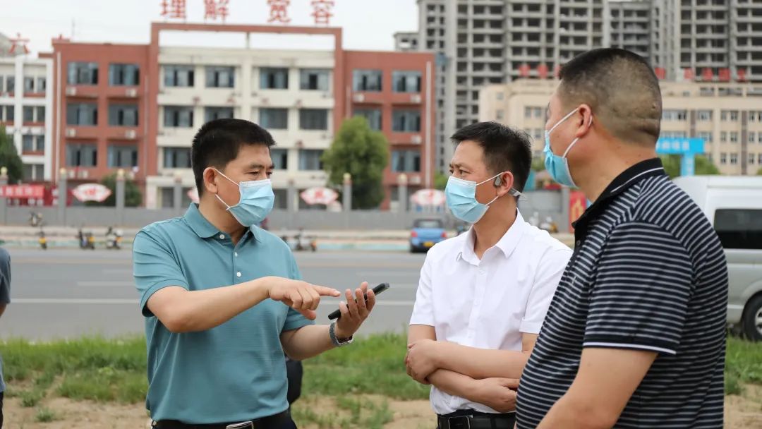 平舆县委常委,常务副县长代元辉就征地拆迁工作进行现场办公