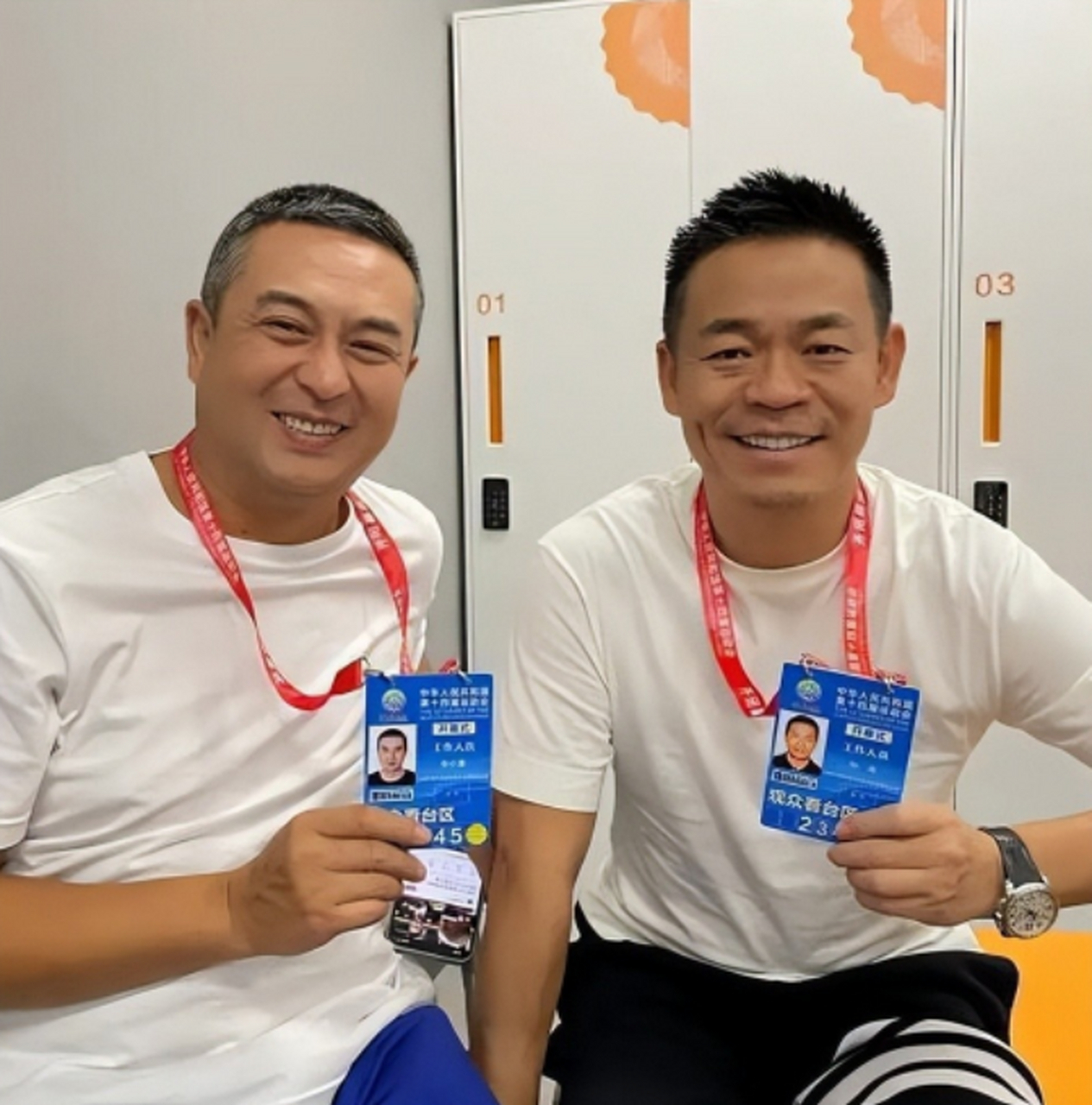 一天,张嘉译拉着孙浩去他家吃饭,他老婆王海燕准备了丰盛的饭菜招待