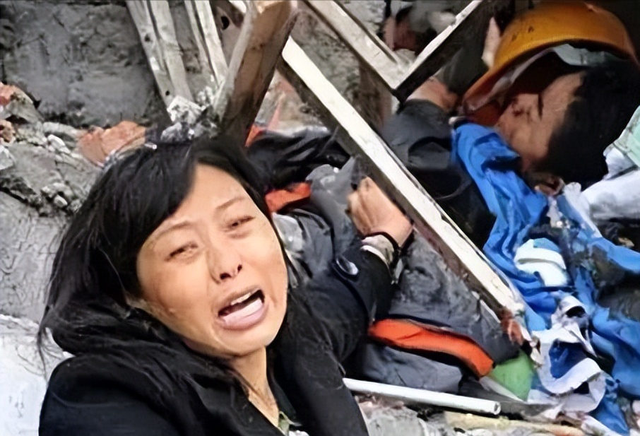 08年汶川地震,同为老师的范美忠和向倩,谁值得我们尊敬和提倡?