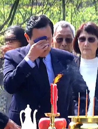 马英九清明回乡祭祖,一声"湘潭伢子回来了"引泪崩