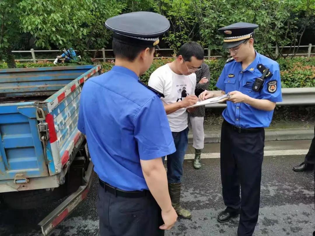 获赞!顾村城管协管队员参与执法中上演一幕"拾金不昧"感人场景