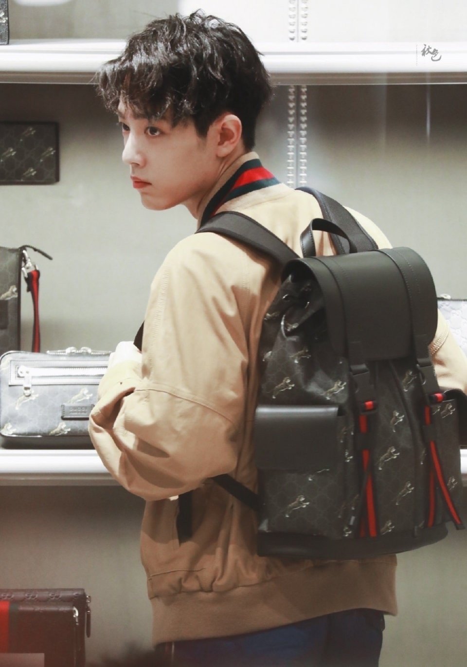 肖战背包照集锦:斗罗大陆中可爱,现实生活中年轻有活力像大学生