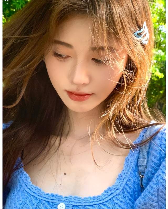 鞠婧祎晒泰国旅拍,一身蓝色太惊艳,少女范十足!