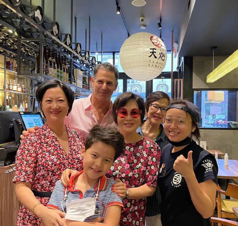 73岁靳羽西官宣恋情,小16岁男友高大威猛,十指紧扣甜蜜炸街