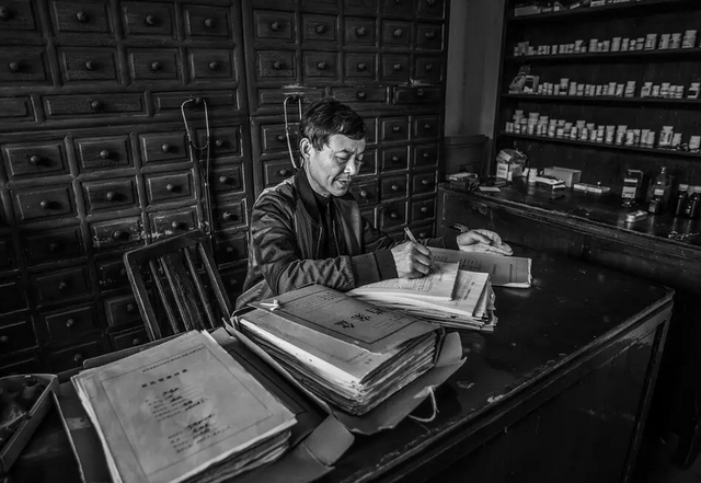 云南白药创始人曲焕章:因拒交配方被迫害致死,后人现状令人钦佩