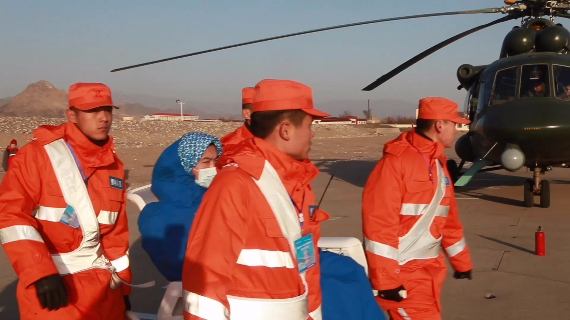 一次性出动7架直升机,两大着陆场同时启用,迎接3名英雄回家